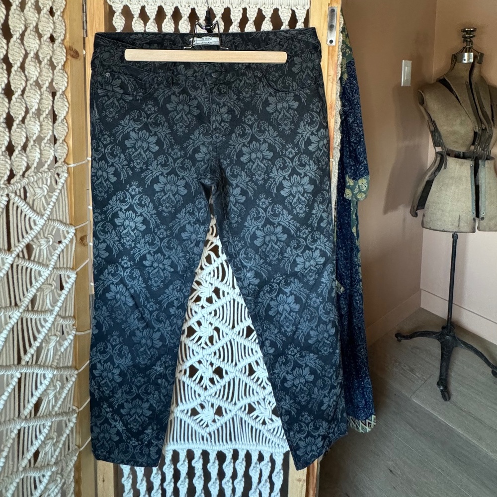 Free People sz 29 good used condition, mid rise